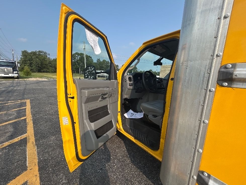 Light Duty Box Truck-Light and Medium Duty Trucks-Ford-2022-E350-Millville-NJ-102,511\n\t\tmiles-$ 24,750 - Image 16