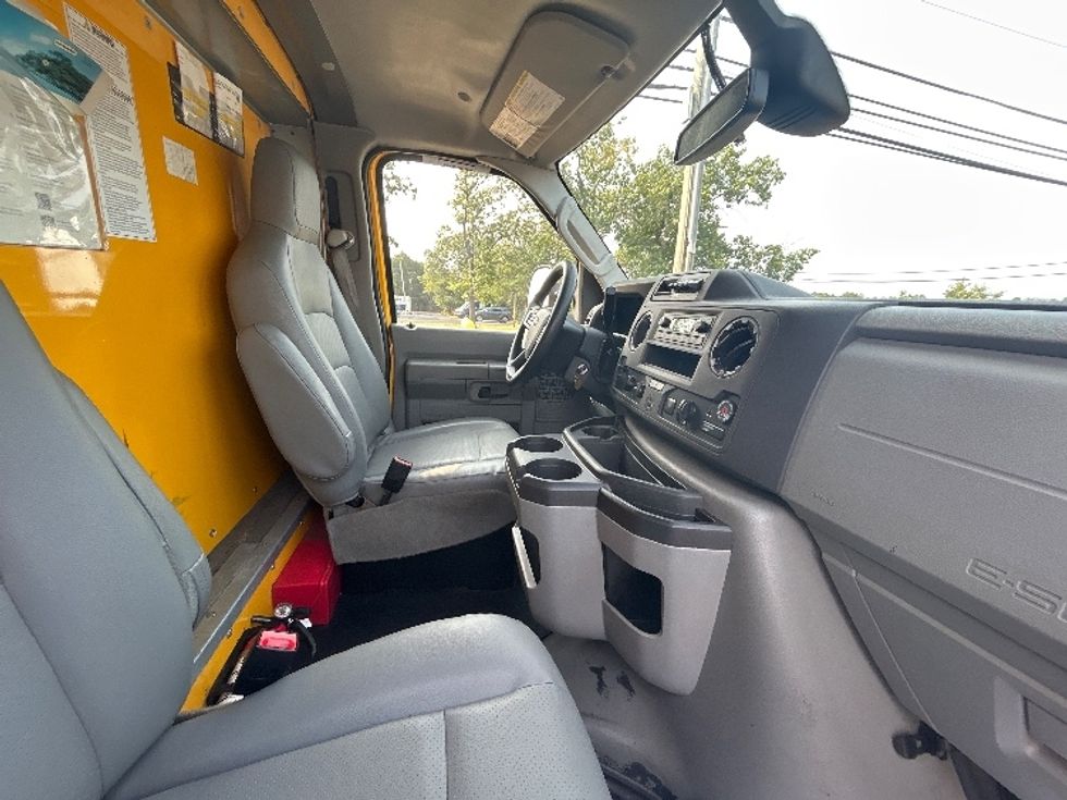 Light Duty Box Truck-Light and Medium Duty Trucks-Ford-2022-E350-Millville-NJ-102,511\n\t\tmiles-$ 24,750 - Image 22