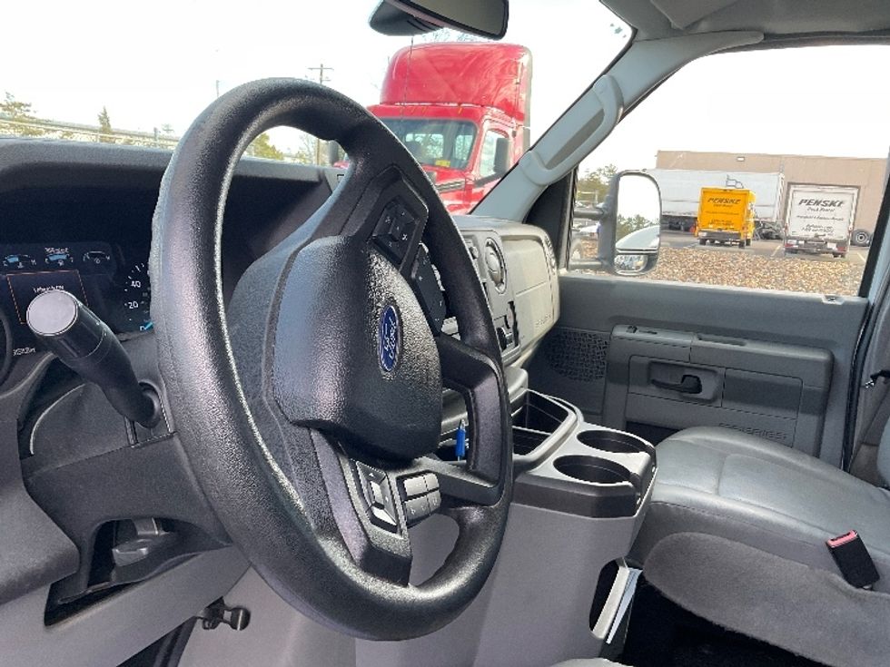 Light Duty Box Truck-Light and Medium Duty Trucks-Ford-2022-E350-Millville-NJ-89,160\n\t\tmiles-$ 31,250 - Image 17