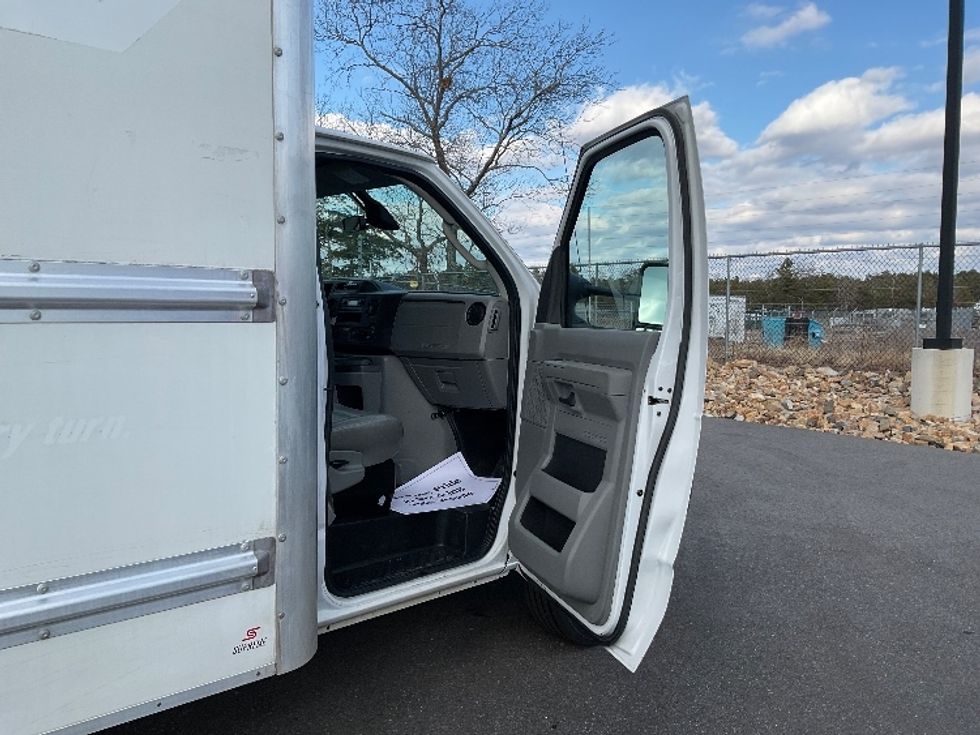 Light Duty Box Truck-Light and Medium Duty Trucks-Ford-2022-E350-Millville-NJ-89,160\n\t\tmiles-$ 31,250 - Image 20
