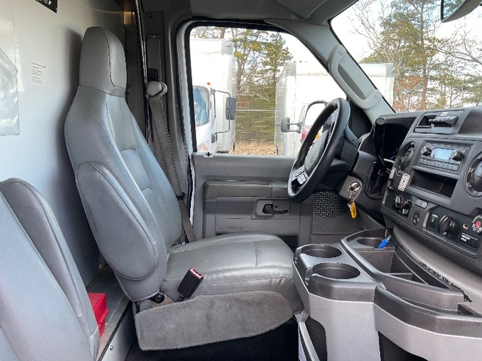 Light Duty Box Truck-Light and Medium Duty Trucks-Ford-2022-E350-Millville-NJ-89,160\n\t\tmiles-$ 31,250 - Image 22