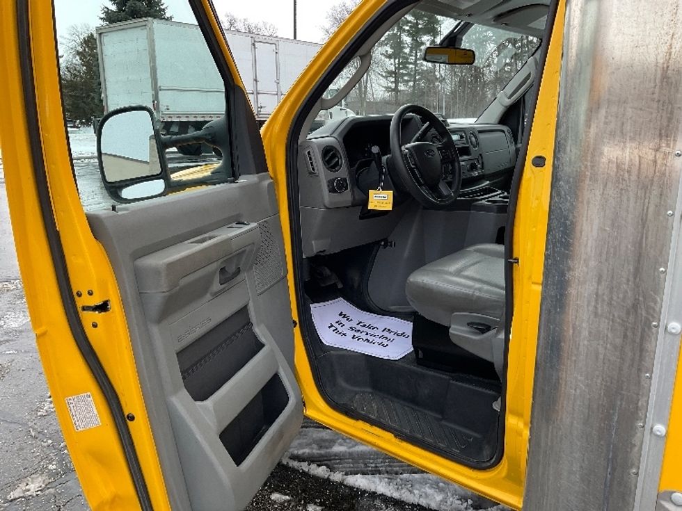 Light Duty Box Truck-Light and Medium Duty Trucks-Ford-2022-E350-Milwaukee-WI-87,851\n\t\tmiles-$ 27,250 - Image 16