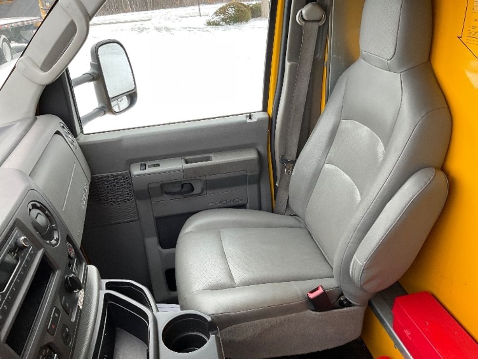 Light Duty Box Truck-Light and Medium Duty Trucks-Ford-2022-E350-Milwaukee-WI-87,851\n\t\tmiles-$ 27,250 - Image 19