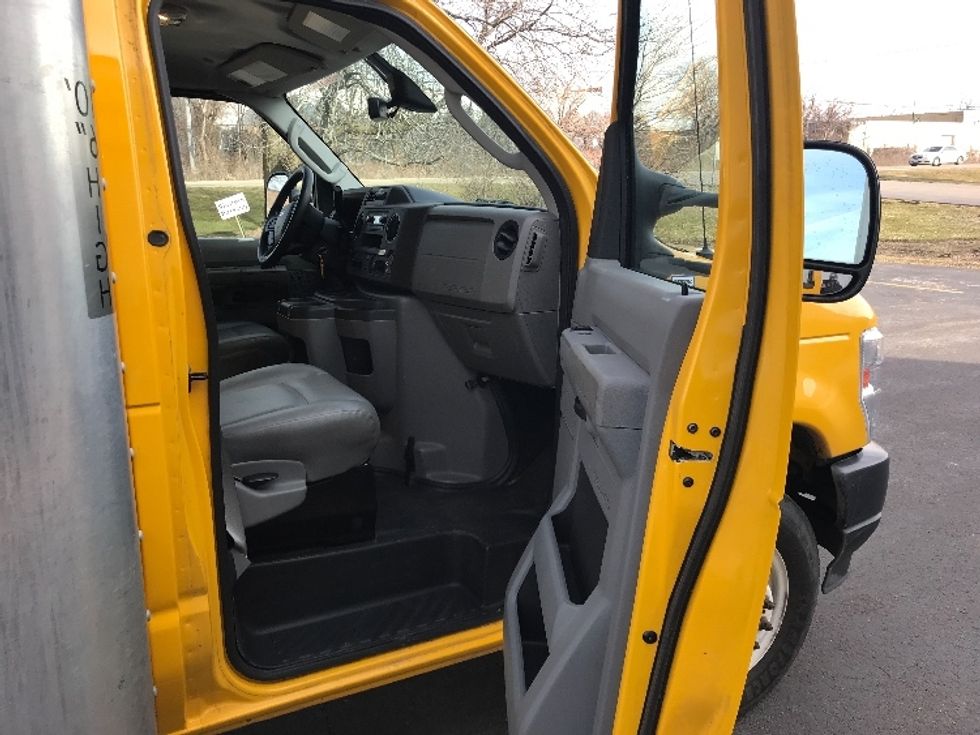 Light Duty Box Truck-Light and Medium Duty Trucks-Ford-2022-E350-Milwaukee-WI-89,445\n\t\tmiles-$ 37,000 - Image 17