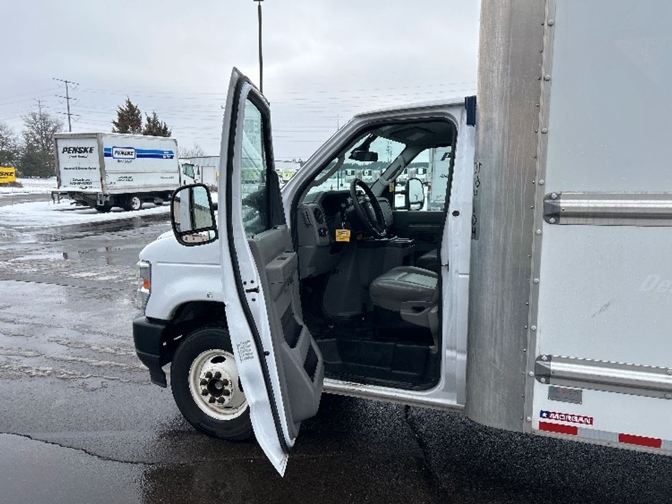 Light Duty Box Truck-Light and Medium Duty Trucks-Ford-2022-E350-Milwaukee-WI-91,700\n\t\tmiles-$ 32,250 - Image 16