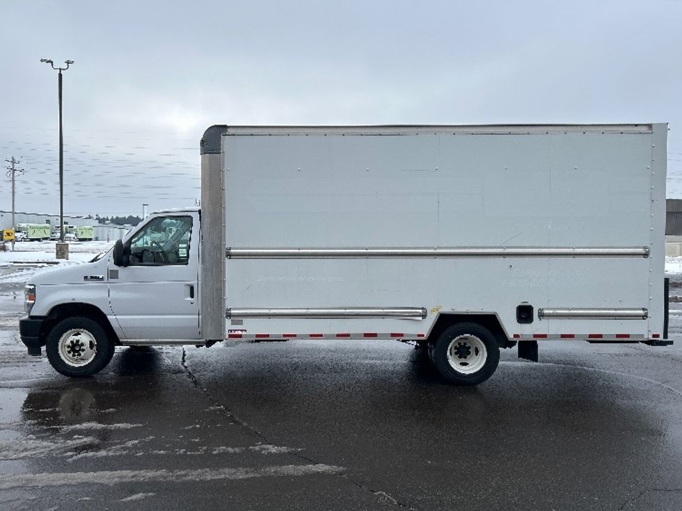 Light Duty Box Truck-Light and Medium Duty Trucks-Ford-2022-E350-Milwaukee-WI-91,700\n\t\tmiles-$ 32,250 - Image 4