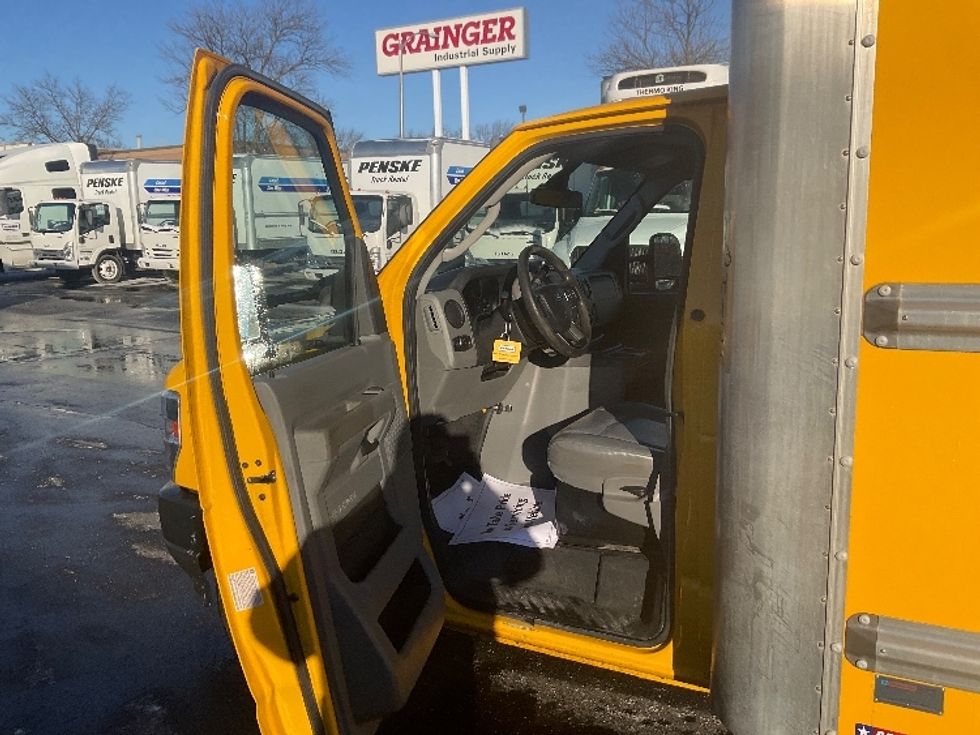 Light Duty Box Truck-Light and Medium Duty Trucks-Ford-2022-E350-Milwaukee-WI-92,691\n\t\tmiles-$ 29,250 - Image 14