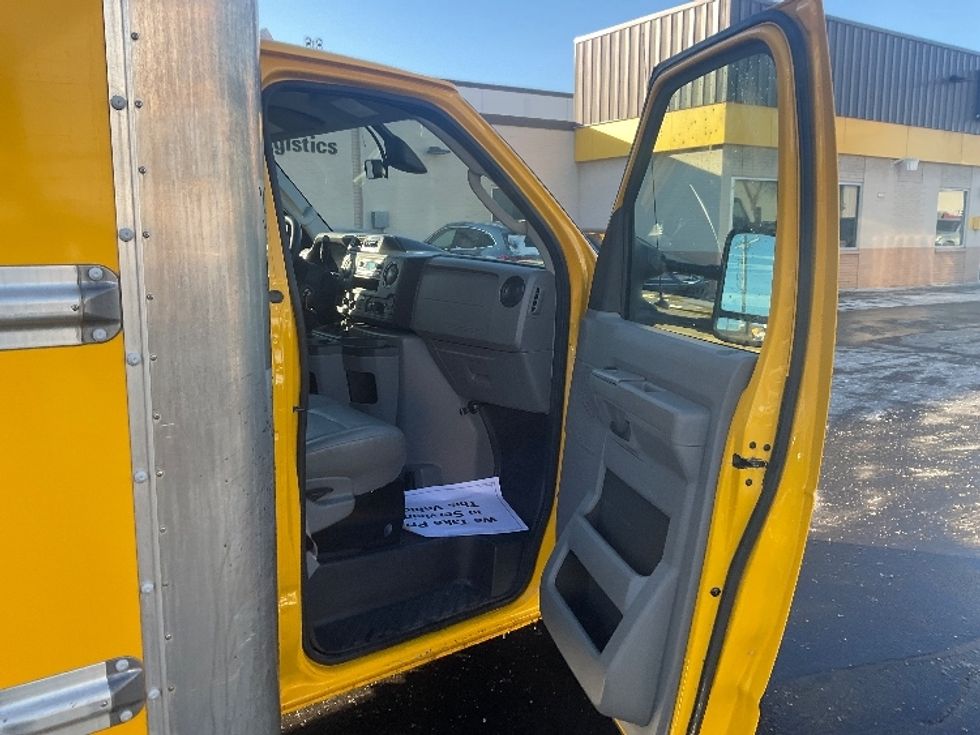 Light Duty Box Truck-Light and Medium Duty Trucks-Ford-2022-E350-Milwaukee-WI-92,691\n\t\tmiles-$ 29,250 - Image 17