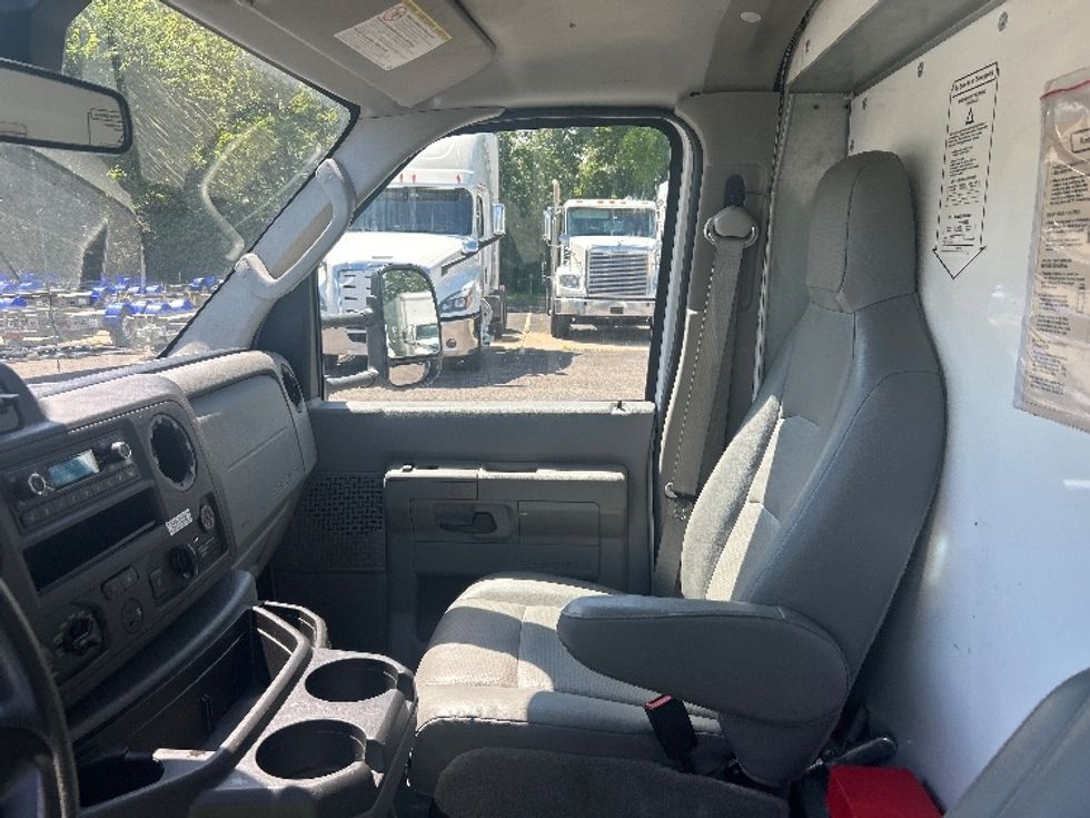 Light Duty Box Truck-Light and Medium Duty Trucks-Ford-2022-E350-Milwaukee-WI-94,500\n\t\tmiles-$ 32,000 - Image 19