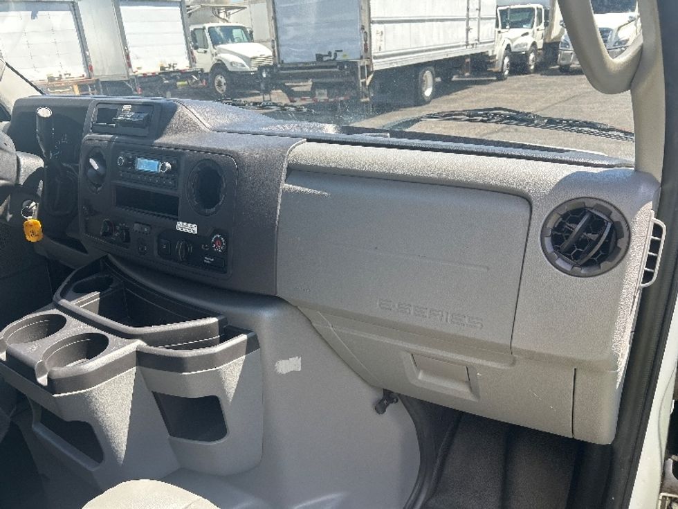 Light Duty Box Truck-Light and Medium Duty Trucks-Ford-2022-E350-Milwaukee-WI-94,500\n\t\tmiles-$ 32,000 - Image 21