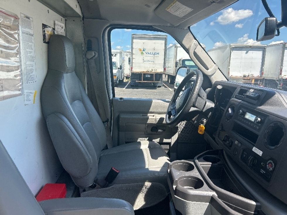 Light Duty Box Truck-Light and Medium Duty Trucks-Ford-2022-E350-Milwaukee-WI-94,500\n\t\tmiles-$ 32,000 - Image 22