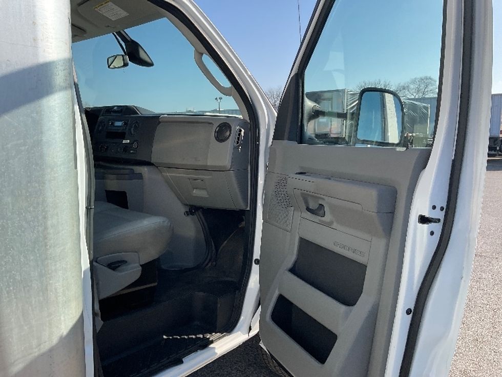 Light Duty Box Truck-Light and Medium Duty Trucks-Ford-2022-E350-Moberly-MO-87,074\n\t\tmiles-$ 32,000 - Image 20