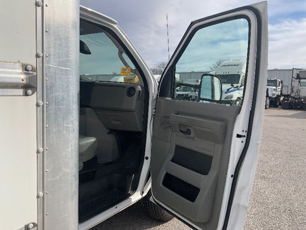 Light Duty Box Truck-Light and Medium Duty Trucks-Ford-2022-E350-Moberly-MO-94,440\n\t\tmiles-$ 31,250 - Image 20