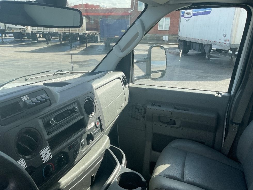 Light Duty Box Truck-Light and Medium Duty Trucks-Ford-2022-E350-Nashville-TN-77,558\n\t\tmiles-$ 36,250 - Image 19