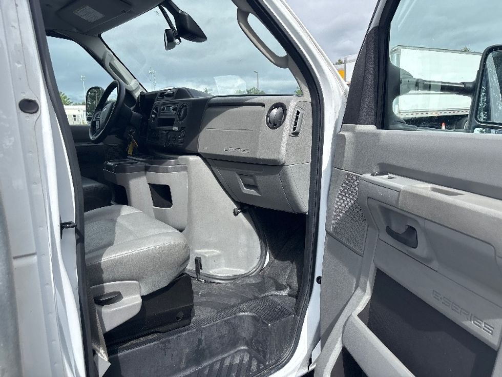 Light Duty Box Truck-Light and Medium Duty Trucks-Ford-2022-E350-New Castle-DE-103,344\n\t\tmiles-$ 27,000 - Image 18