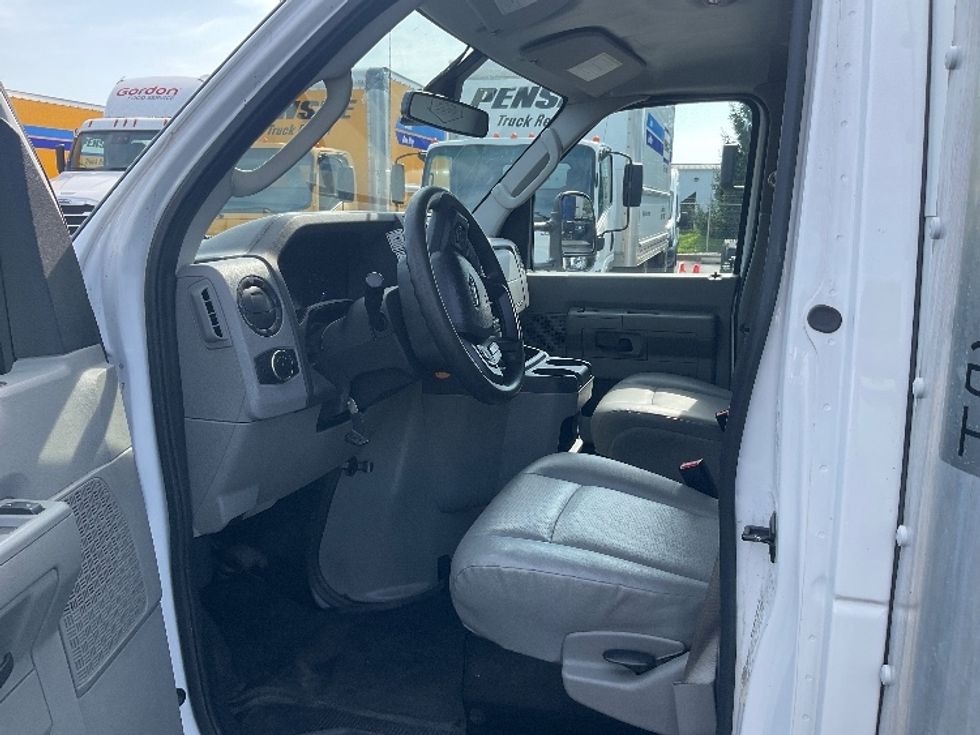 Light Duty Box Truck-Light and Medium Duty Trucks-Ford-2022-E350-New Castle-DE-110,856\n\t\tmiles-$ 27,750 - Image 15