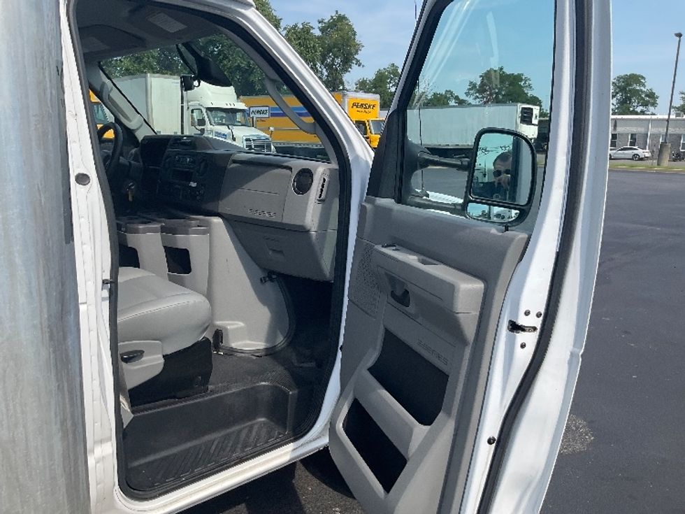 Light Duty Box Truck-Light and Medium Duty Trucks-Ford-2022-E350-New Castle-DE-110,856\n\t\tmiles-$ 27,750 - Image 19