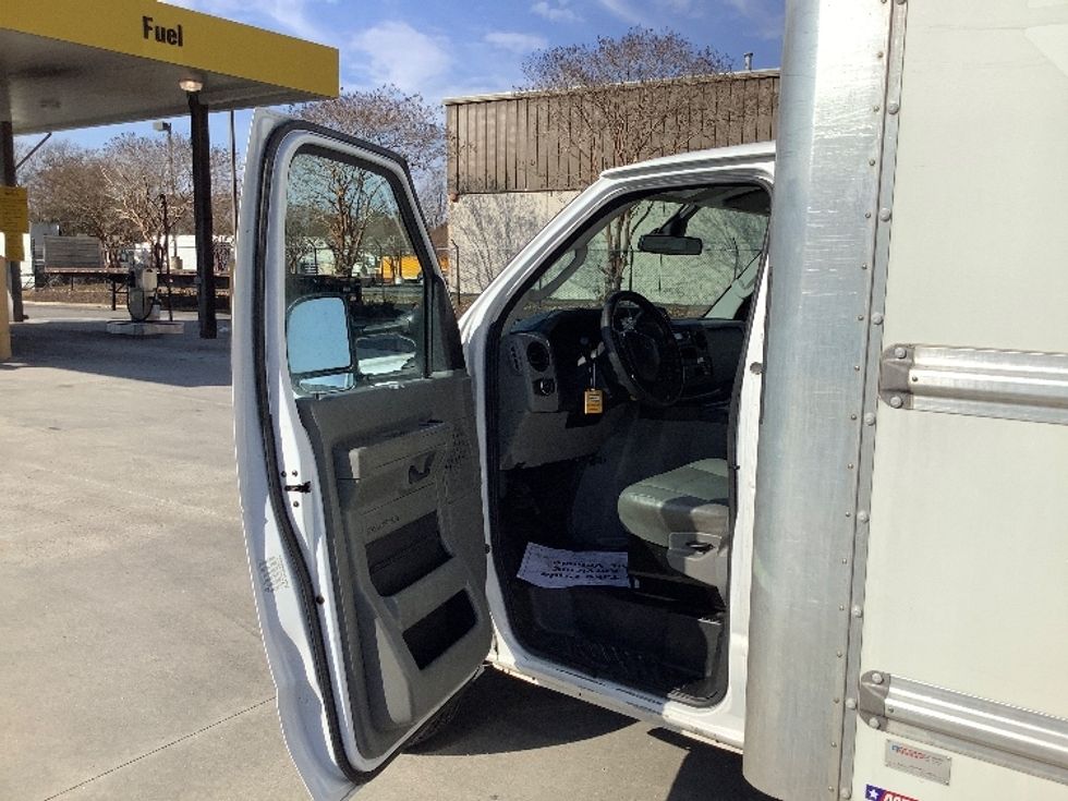 Light Duty Box Truck-Light and Medium Duty Trucks-Ford-2022-E350-Norfolk-VA-96,483\n\t\tmiles-$ 33,250 - Image 16