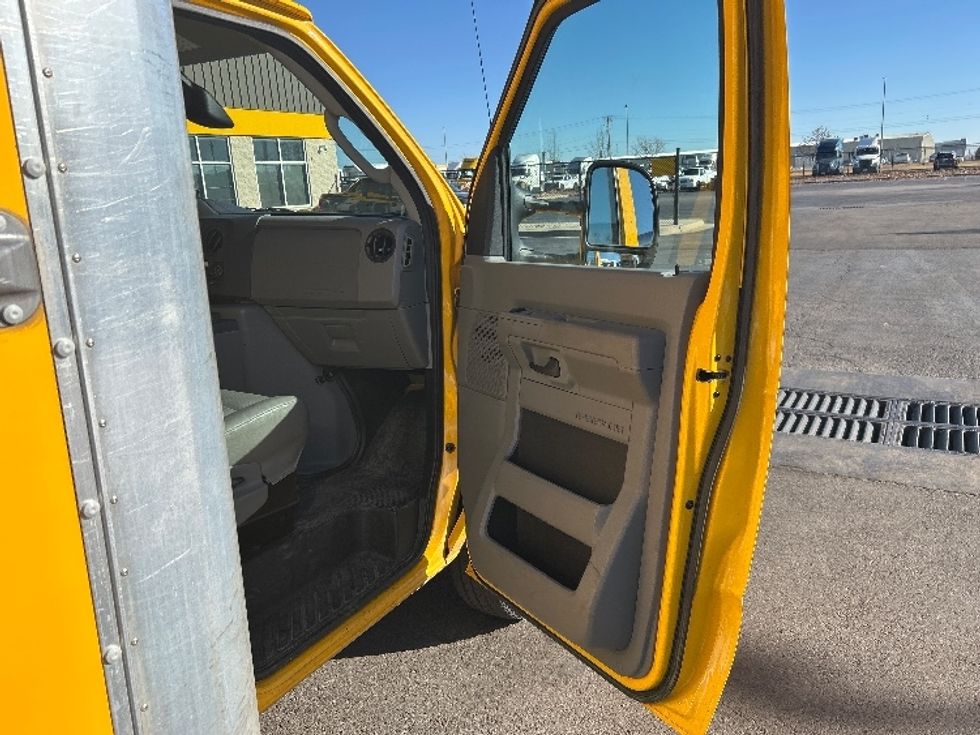 Light Duty Box Truck-Light and Medium Duty Trucks-Ford-2022-E350-Oklahoma City-OK-99,067\n\t\tmiles-$ 28,000 - Image 17