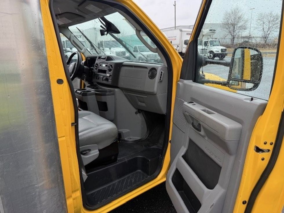 Light Duty Box Truck-Light and Medium Duty Trucks-Ford-2022-E350-Philadelphia-PA-95,330\n\t\tmiles-$ 27,000 - Image 19
