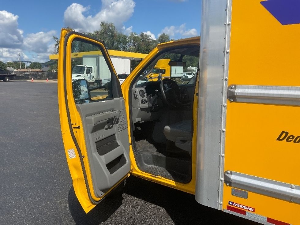 Light Duty Box Truck-Light and Medium Duty Trucks-Ford-2022-E350-Pittsburgh-PA-160,492\n\t\tmiles-$ 18,500 - Image 16