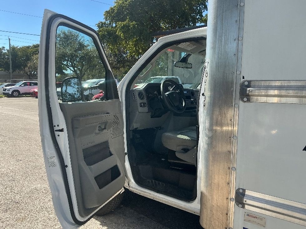 Light Duty Box Truck-Light and Medium Duty Trucks-Ford-2022-E350-Pompano Beach-FL-96,799\n\t\tmiles-$ 32,750 - Image 16