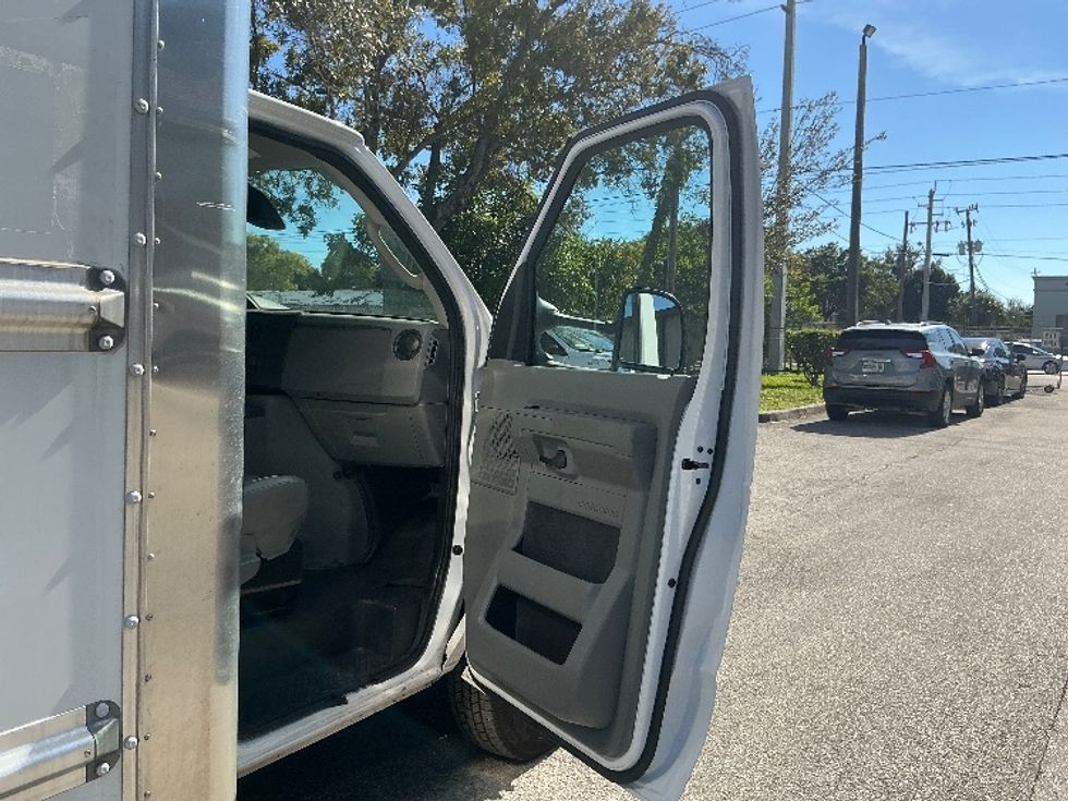 Light Duty Box Truck-Light and Medium Duty Trucks-Ford-2022-E350-Pompano Beach-FL-96,799\n\t\tmiles-$ 32,750 - Image 20
