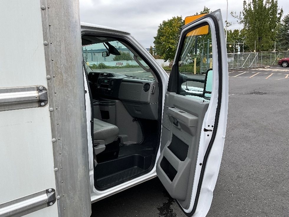 Light Duty Box Truck-Light and Medium Duty Trucks-Ford-2022-E350-Portland-OR-101,759\n\t\tmiles-$ 31,250 - Image 20