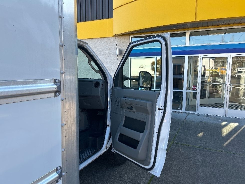 Light Duty Box Truck-Light and Medium Duty Trucks-Ford-2022-E350-Portland-OR-97,501\n\t\tmiles-$ 32,500 - Image 19