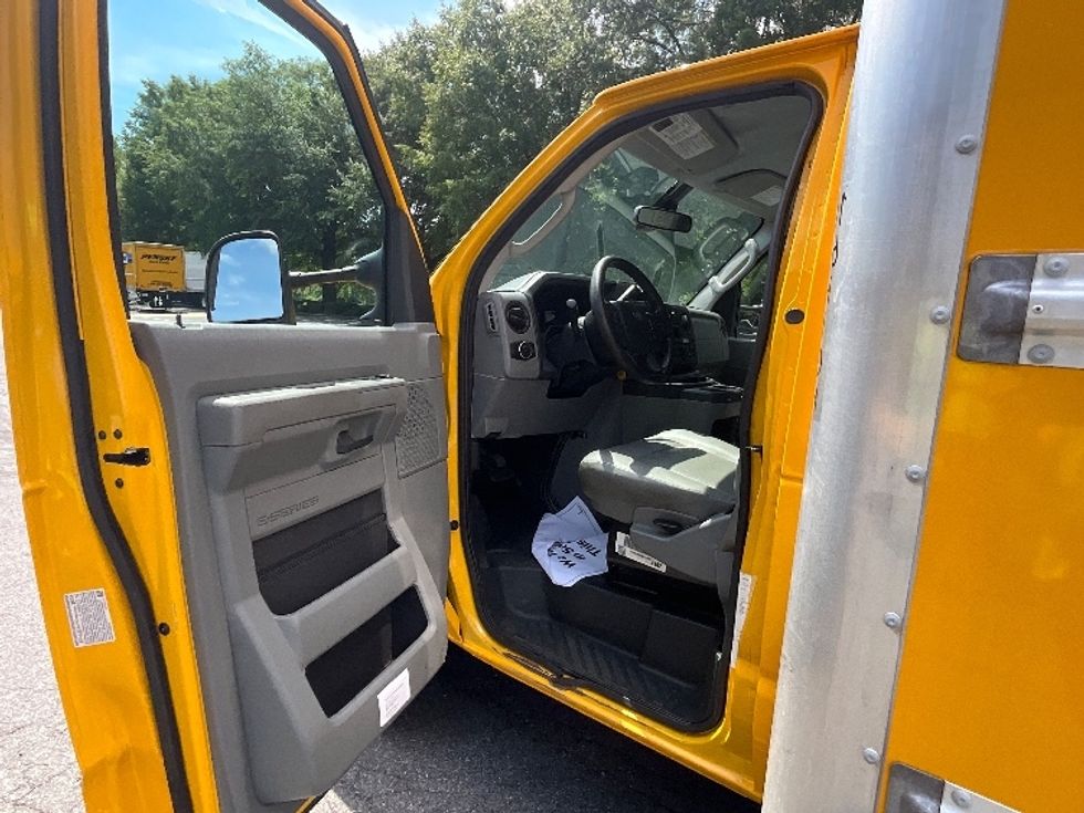 Light Duty Box Truck-Light and Medium Duty Trucks-Ford-2022-E350-Reading-PA-130,133\n\t\tmiles-$ 22,750 - Image 16