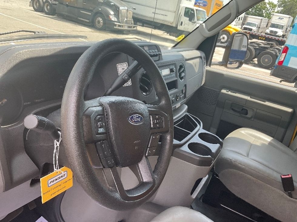 Light Duty Box Truck-Light and Medium Duty Trucks-Ford-2022-E350-Richmond-VA-120,203\n\t\tmiles-$ 30,250 - Image 16
