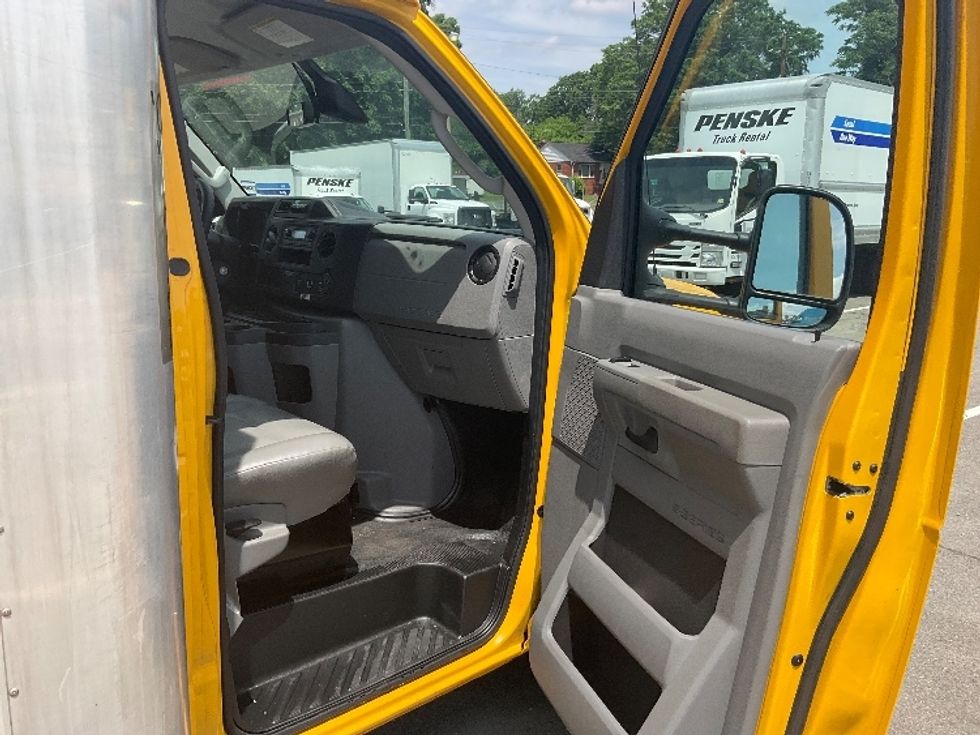 Light Duty Box Truck-Light and Medium Duty Trucks-Ford-2022-E350-Richmond-VA-120,203\n\t\tmiles-$ 30,250 - Image 19