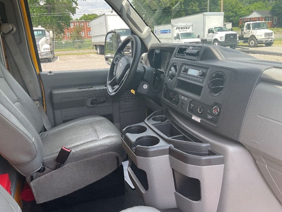 Light Duty Box Truck-Light and Medium Duty Trucks-Ford-2022-E350-Richmond-VA-120,203\n\t\tmiles-$ 30,250 - Image 21