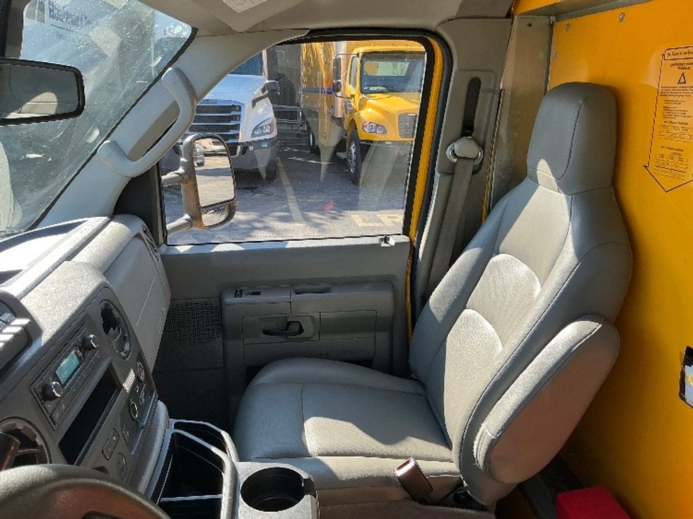 Light Duty Box Truck-Light and Medium Duty Trucks-Ford-2022-E350-Riviera Beach-FL-89,038\n\t\tmiles-$ 30,500 - Image 17
