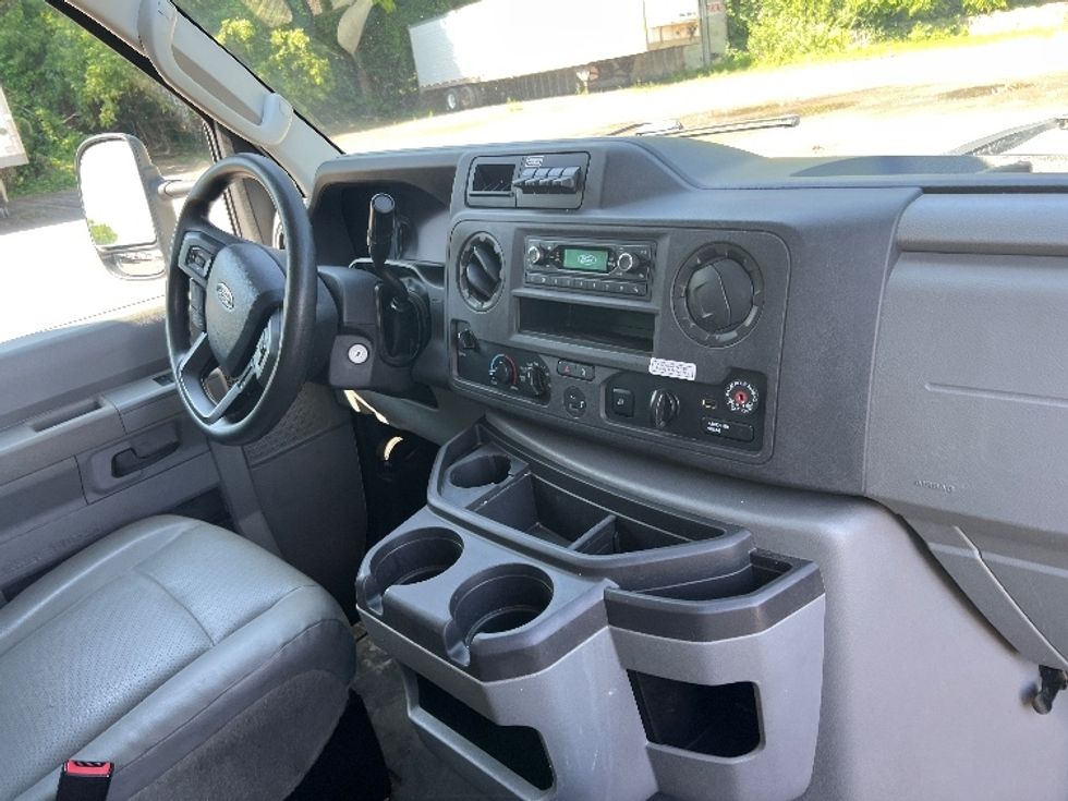 Light Duty Box Truck-Light and Medium Duty Trucks-Ford-2022-E350-Rochester-NY-102,546\n\t\tmiles-$ 28,250 - Image 22