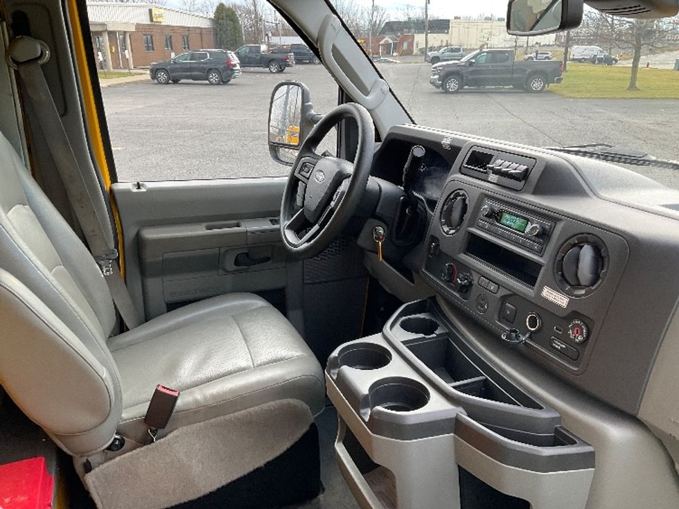 Light Duty Box Truck-Light and Medium Duty Trucks-Ford-2022-E350-Rochester-NY-75,884\n\t\tmiles-$ 30,250 - Image 22