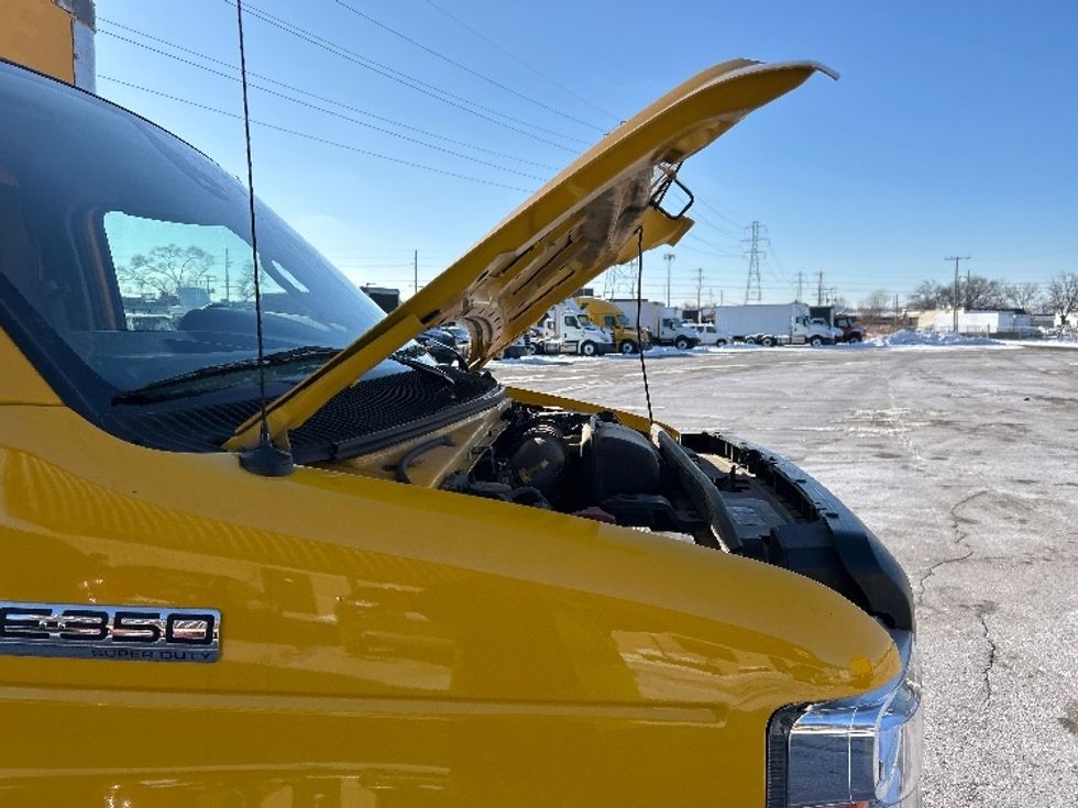 Light Duty Box Truck-Light and Medium Duty Trucks-Ford-2022-E350-Romulus-MI-121,947\n\t\tmiles-$ 24,000 - Image 22