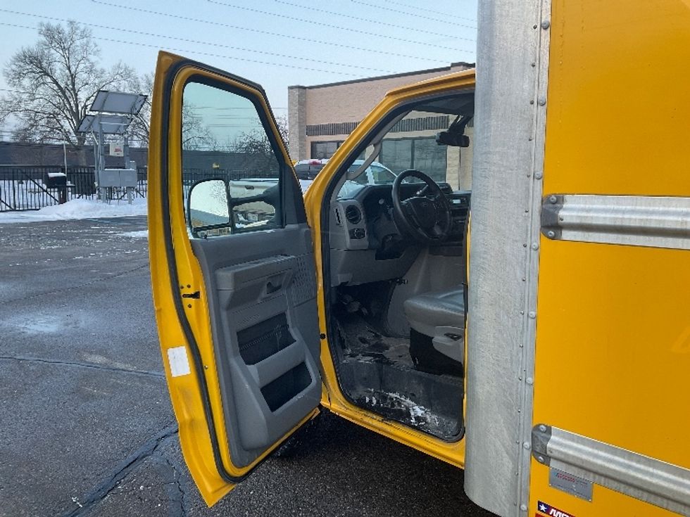 Light Duty Box Truck-Light and Medium Duty Trucks-Ford-2022-E350-Romulus-MI-127,269\n\t\tmiles-$ 23,250 - Image 23