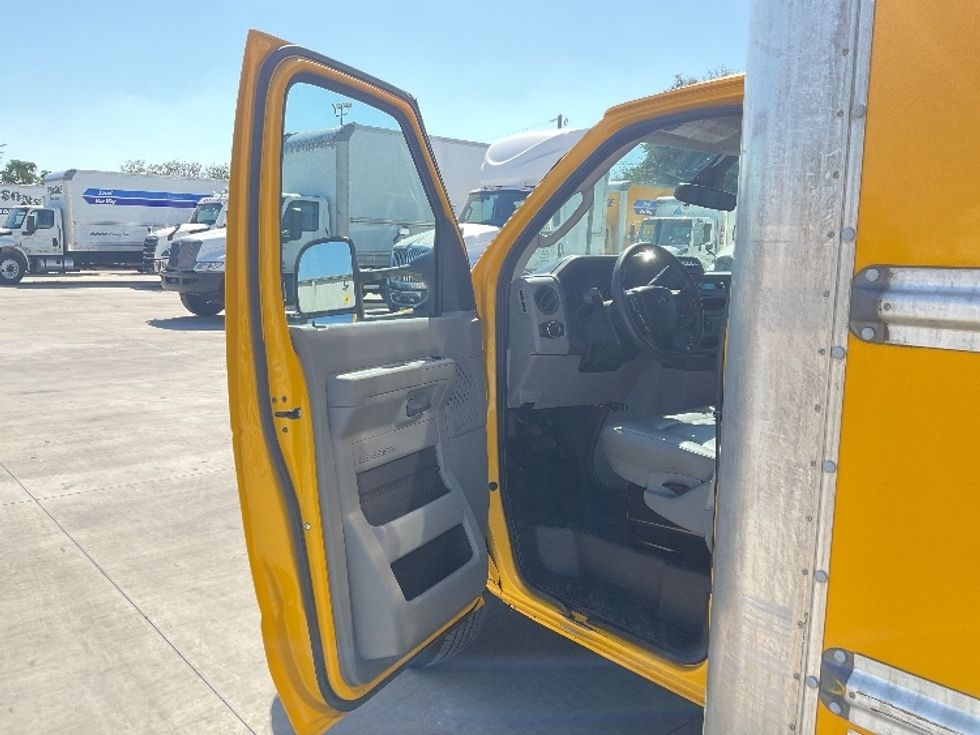 Light Duty Box Truck-Light and Medium Duty Trucks-Ford-2022-E350-Round Rock-TX-103,329\n\t\tmiles-$ 26,250 - Image 15