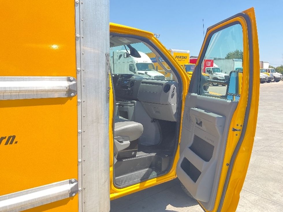 Light Duty Box Truck-Light and Medium Duty Trucks-Ford-2022-E350-Round Rock-TX-88,770\n\t\tmiles-$ 36,250 - Image 19