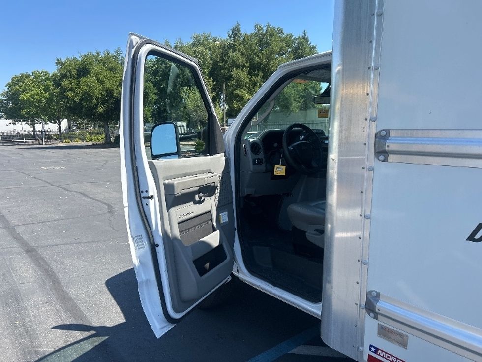 Light Duty Box Truck-Light and Medium Duty Trucks-Ford-2022-E350-Sacramento-CA-117,132\n\t\tmiles-$ 26,250 - Image 13