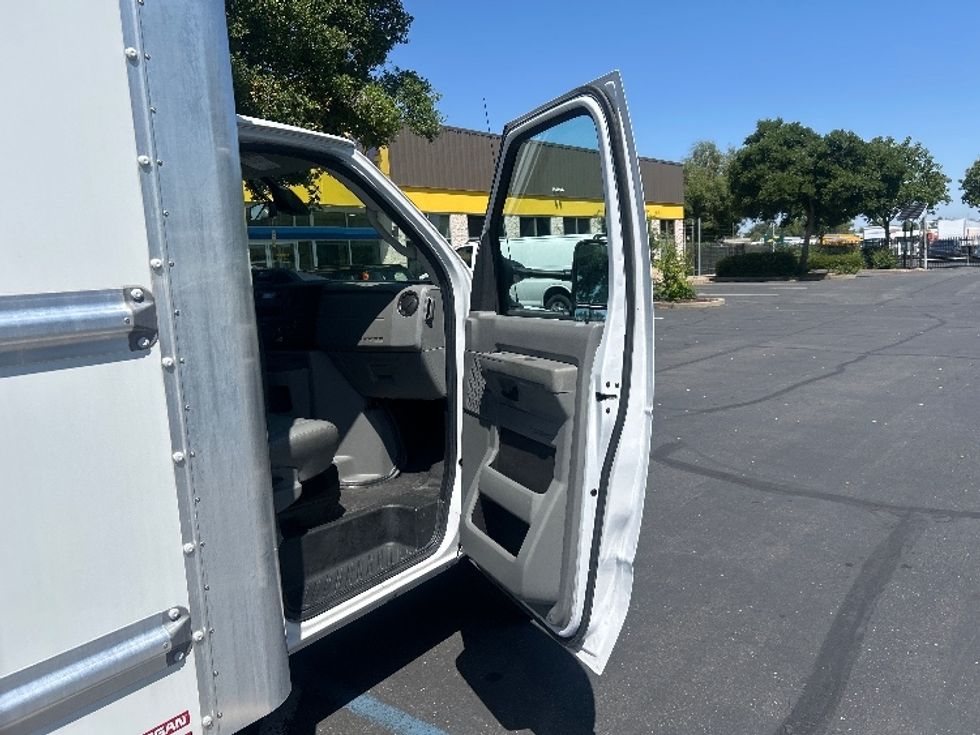 Light Duty Box Truck-Light and Medium Duty Trucks-Ford-2022-E350-Sacramento-CA-117,132\n\t\tmiles-$ 26,250 - Image 17