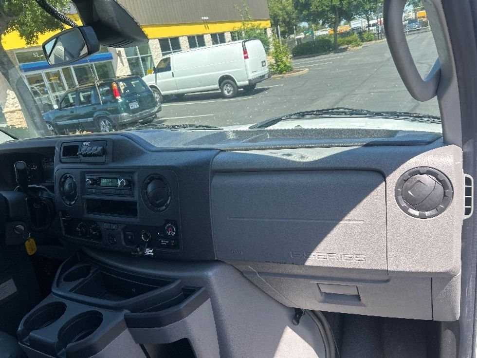Light Duty Box Truck-Light and Medium Duty Trucks-Ford-2022-E350-Sacramento-CA-117,132\n\t\tmiles-$ 26,250 - Image 18