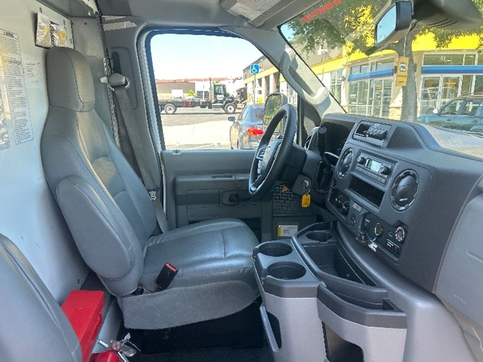 Light Duty Box Truck-Light and Medium Duty Trucks-Ford-2022-E350-Sacramento-CA-117,132\n\t\tmiles-$ 26,250 - Image 19
