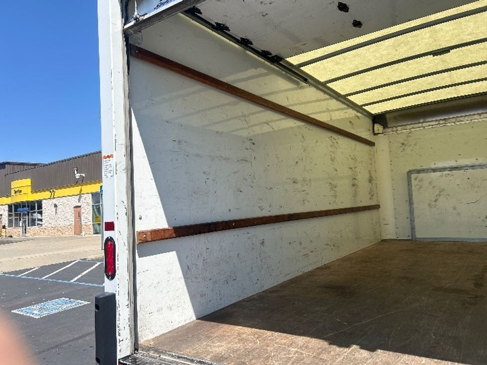 Light Duty Box Truck-Light and Medium Duty Trucks-Ford-2022-E350-Sacramento-CA-117,132\n\t\tmiles-$ 26,250 - Image 9