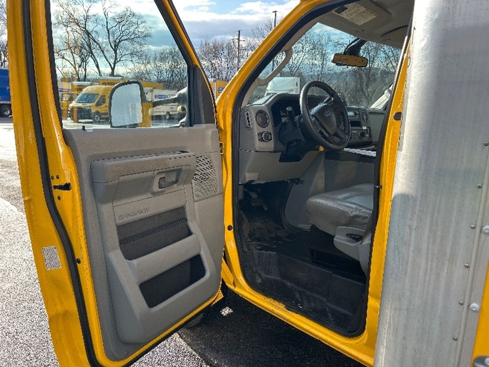 Light Duty Box Truck-Light and Medium Duty Trucks-Ford-2022-E350-Salem-VA-103,101\n\t\tmiles-$ 28,500 - Image 16