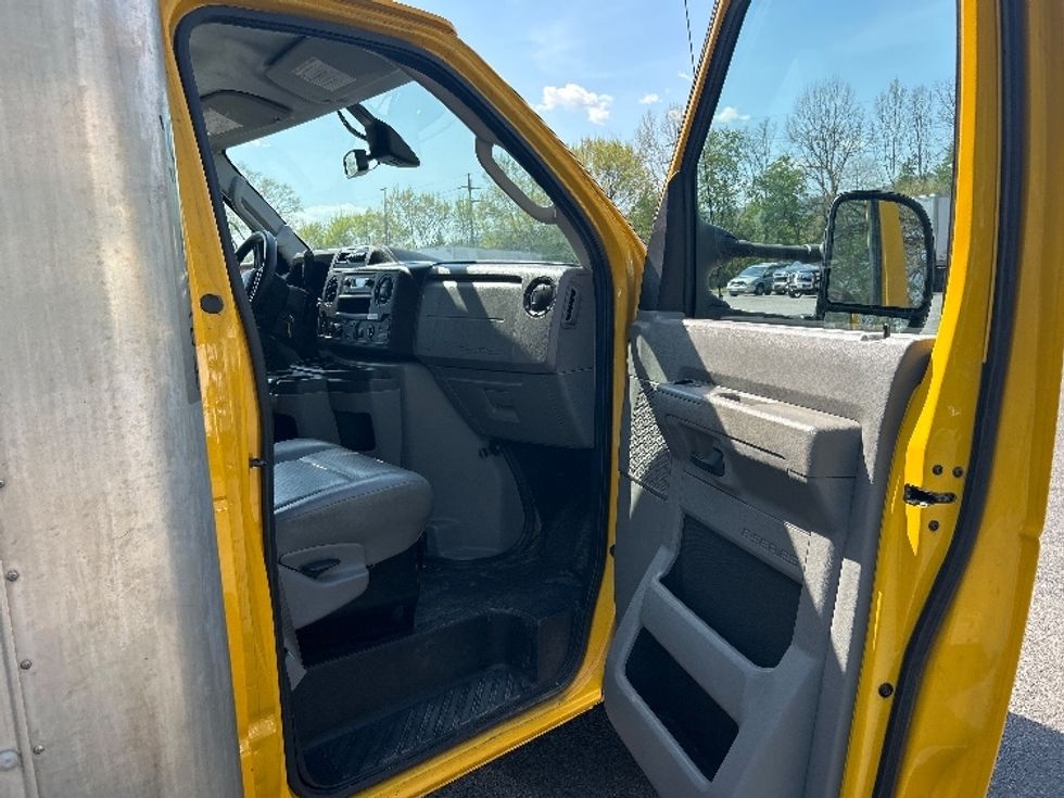 Light Duty Box Truck-Light and Medium Duty Trucks-Ford-2022-E350-Salem-VA-144,661\n\t\tmiles-$ 21,250 - Image 20