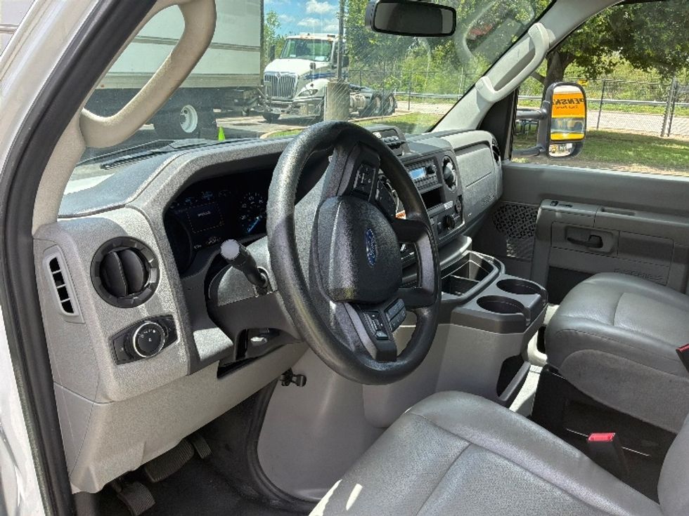 Light Duty Box Truck-Light and Medium Duty Trucks-Ford-2022-E350-San Antonio-TX-124,742\n\t\tmiles-$ 27,750 - Image 17