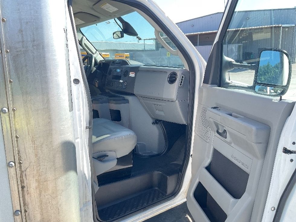 Light Duty Box Truck-Light and Medium Duty Trucks-Ford-2022-E350-San Antonio-TX-137,396\n\t\tmiles-$ 26,250 - Image 17