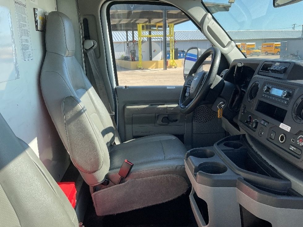 Light Duty Box Truck-Light and Medium Duty Trucks-Ford-2022-E350-San Antonio-TX-137,396\n\t\tmiles-$ 26,250 - Image 19